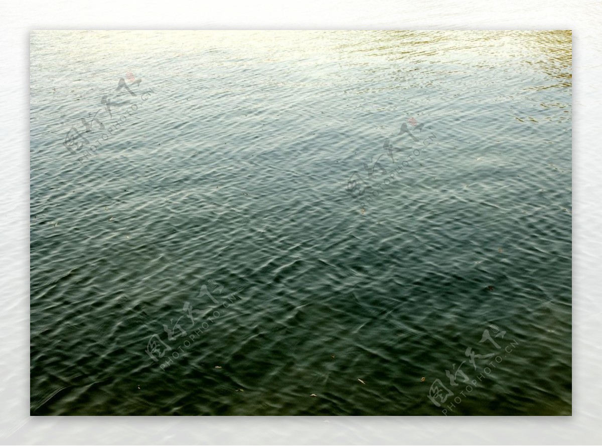 湖面波纹图片