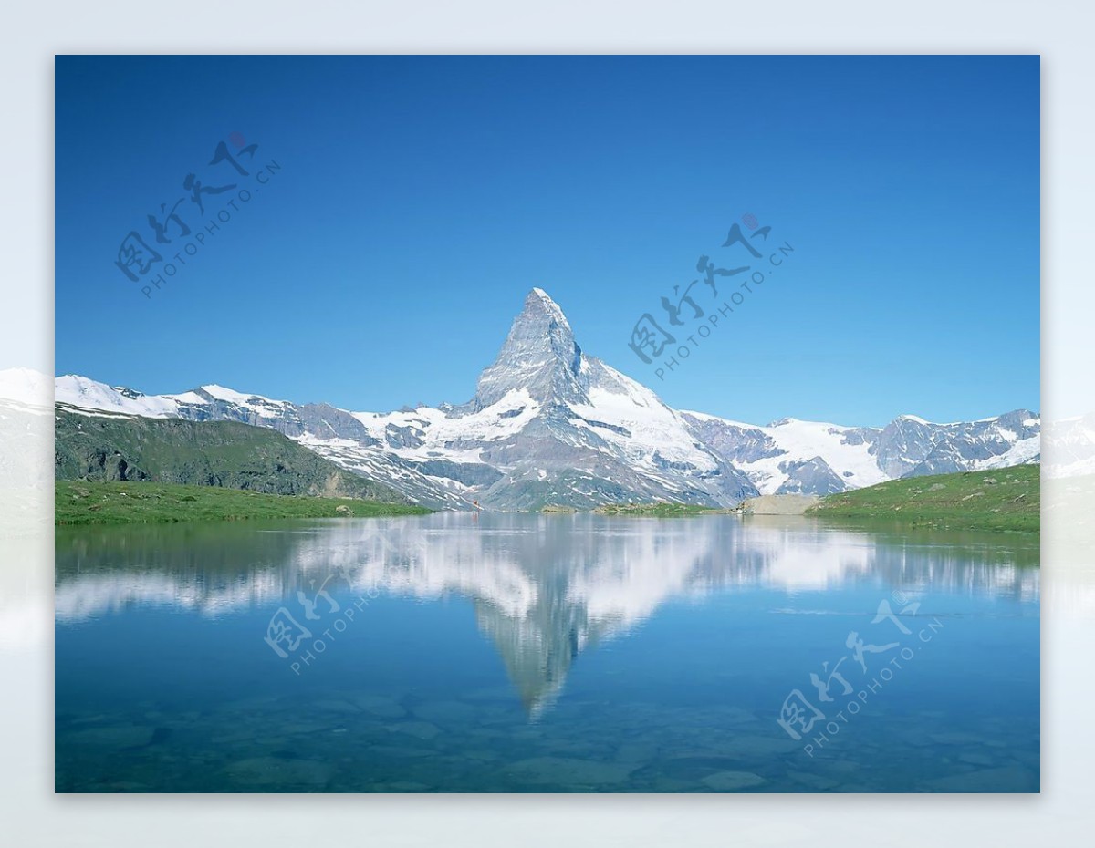 高清瑞士雪山湖景图片