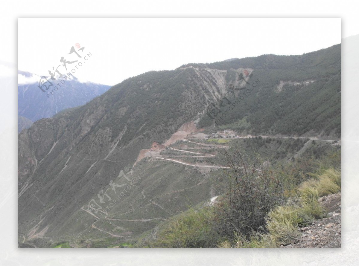 西藏陡峭的山路图片