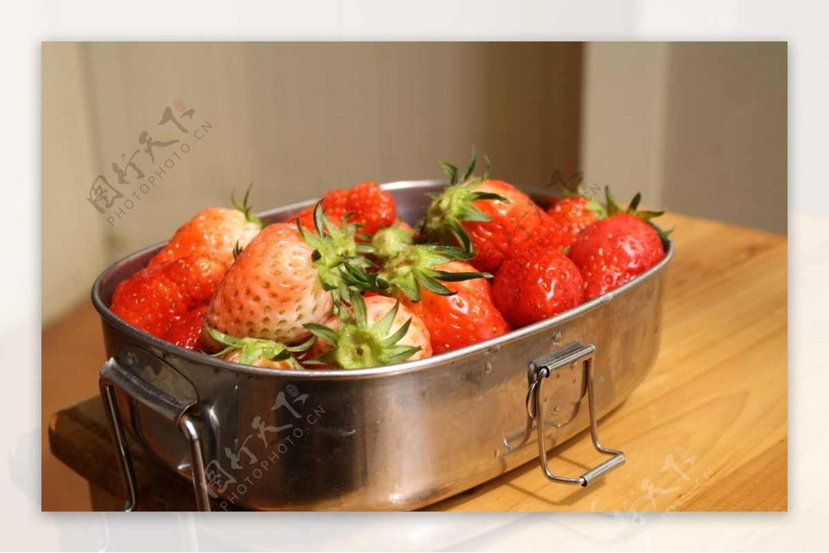 饭盒里的草莓图片