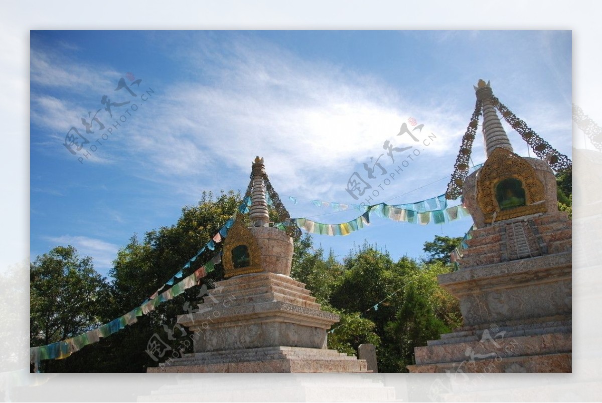 丽江泸沽湖藏族塔蓝天白云岛上寺庙少数民族二个塔图片