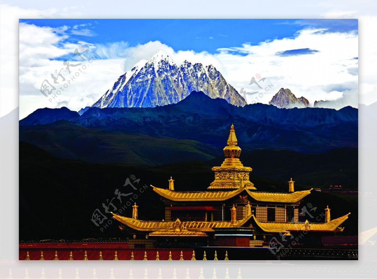 喇嘛庙与神山同辉图片