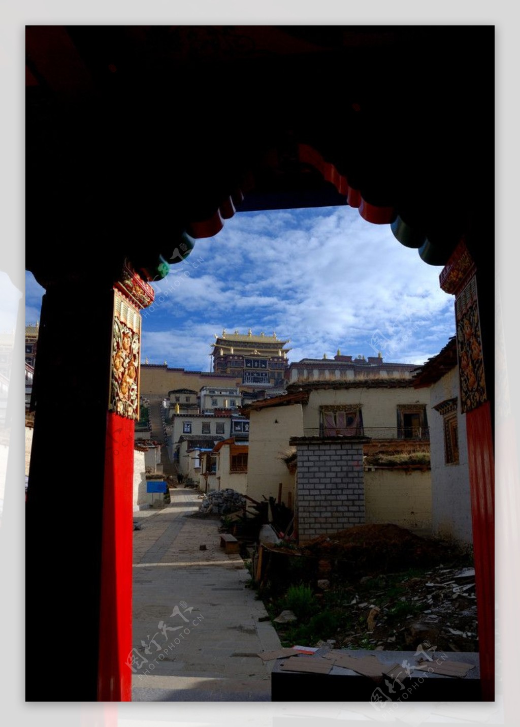 香格里拉第一庙红色的门图片