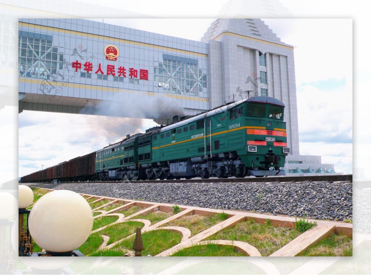 穿越中俄国门的火车图片