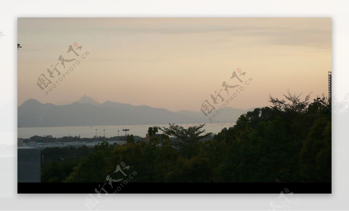 遥望夕阳下的深圳湾图片