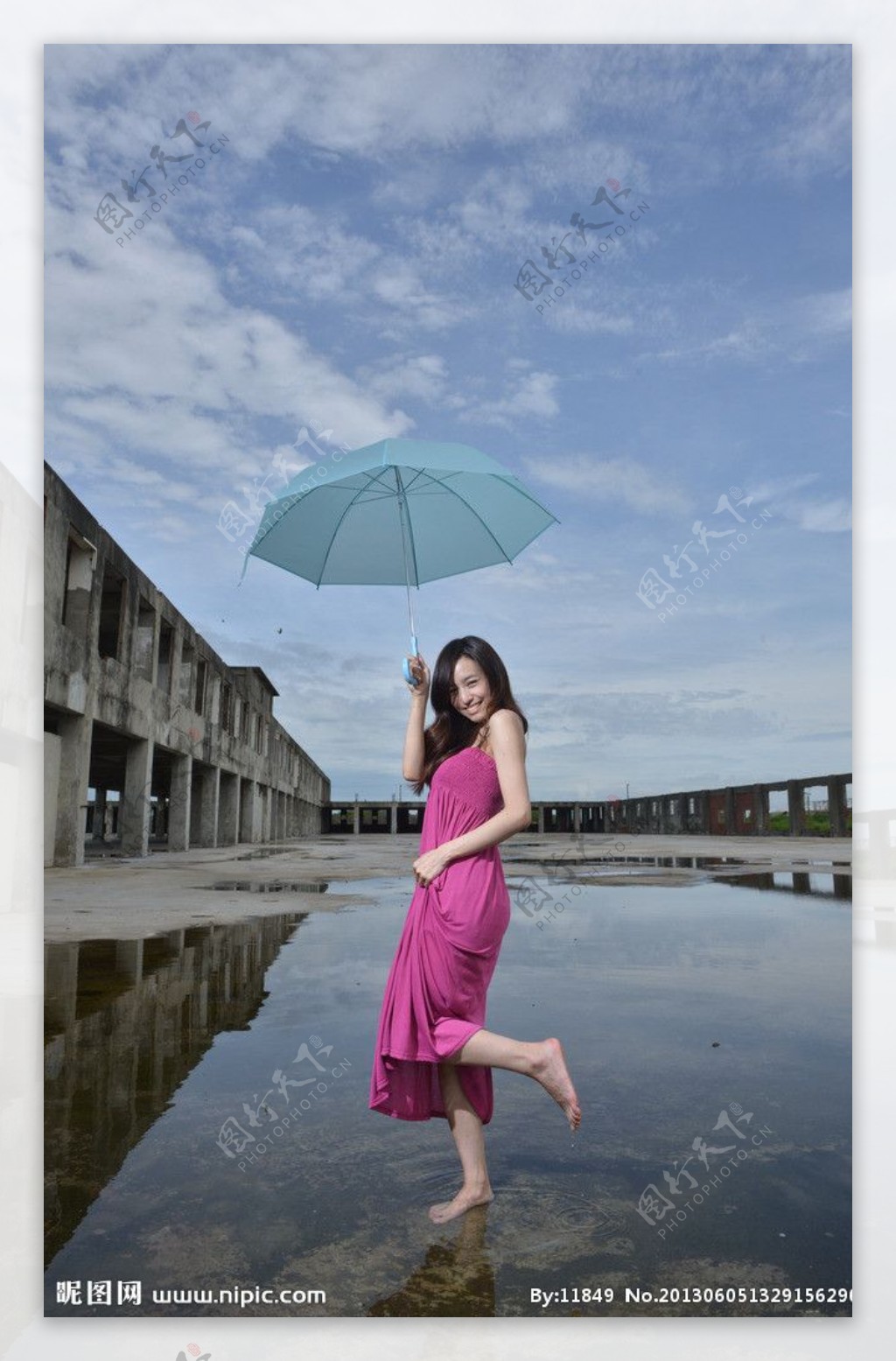 雨天打伞的漂亮少女png元素素材图片下载-素材编号12149703-素材天下图库