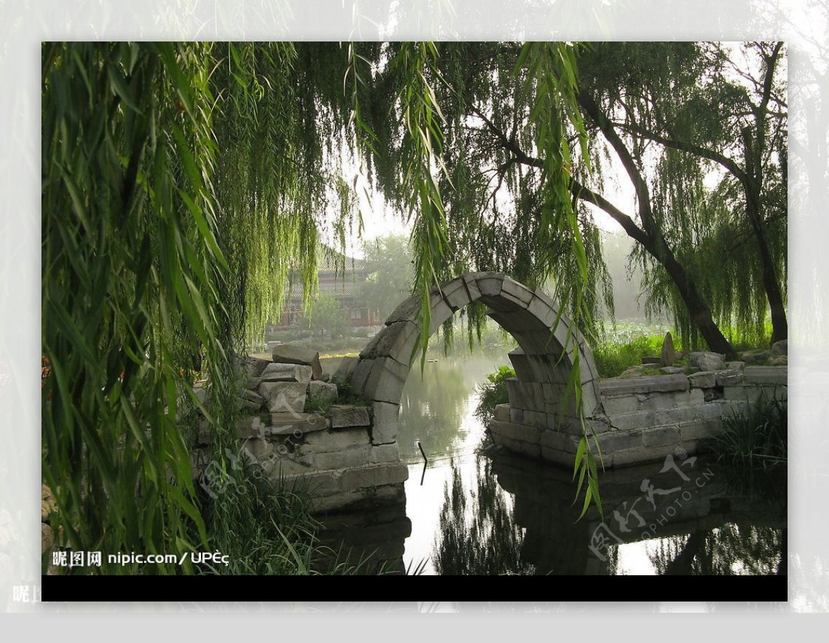 河面上的石头桥图片