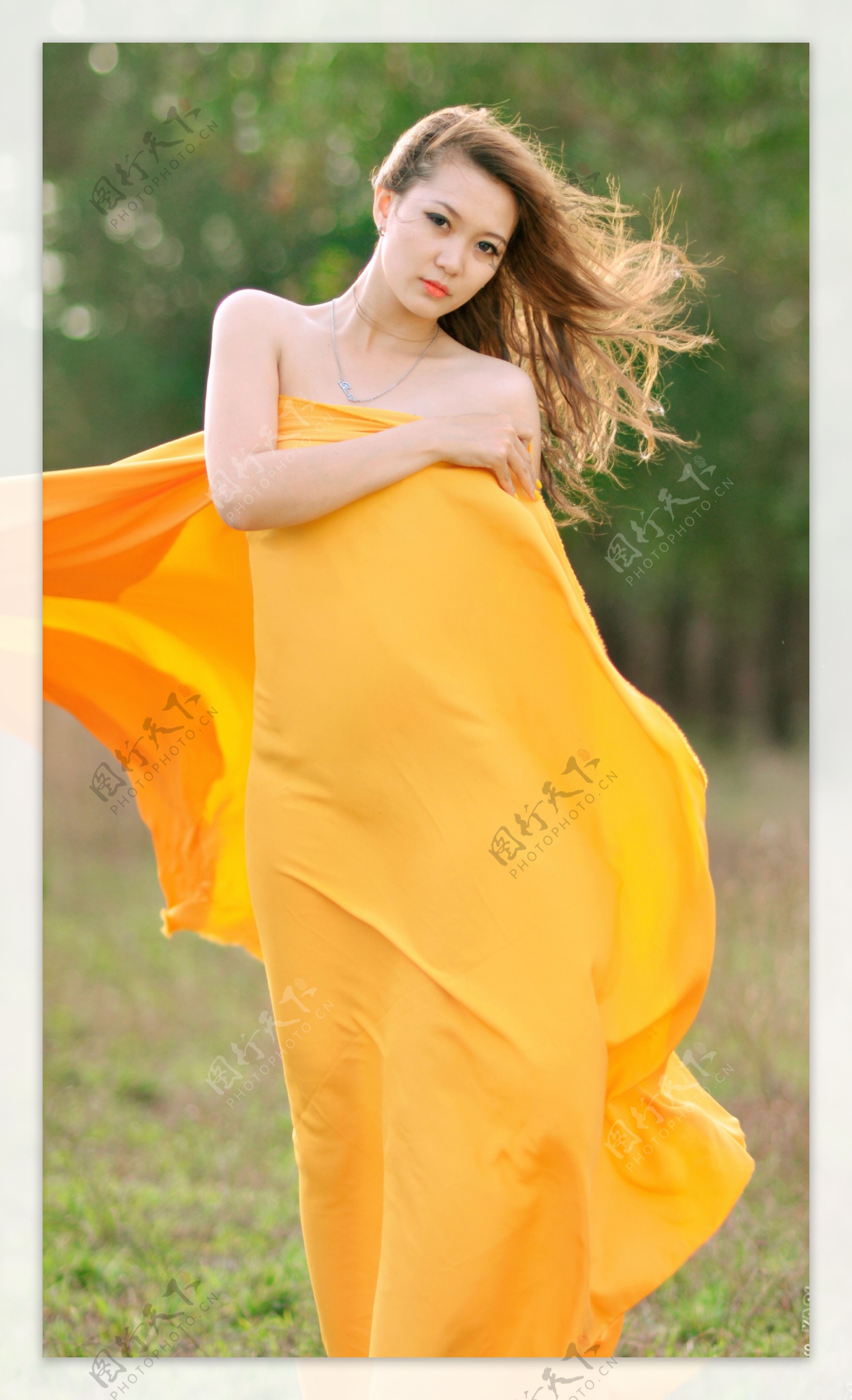 黄裙美女图片