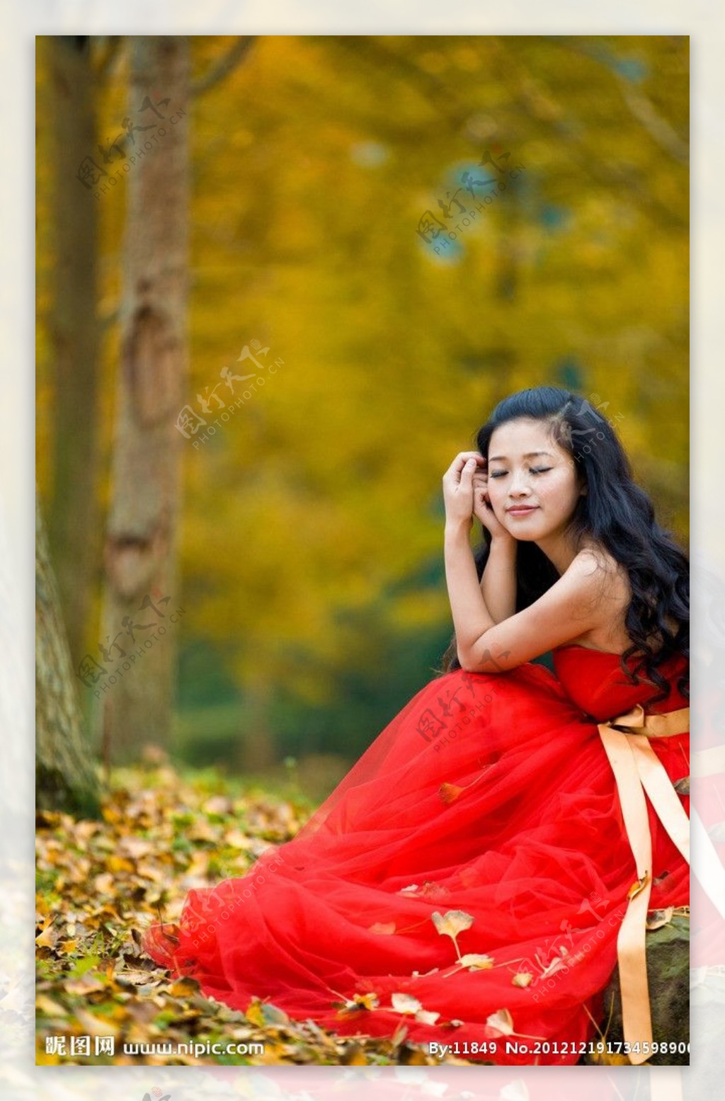 枫叶林下的红衣美女图片