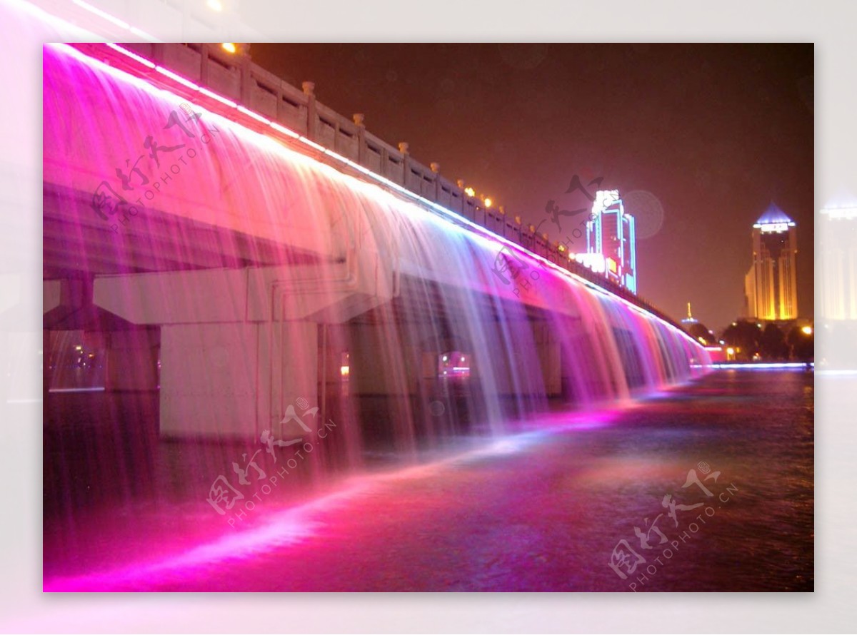 七彩水夜景彩虹大桥河流河水灯光图片