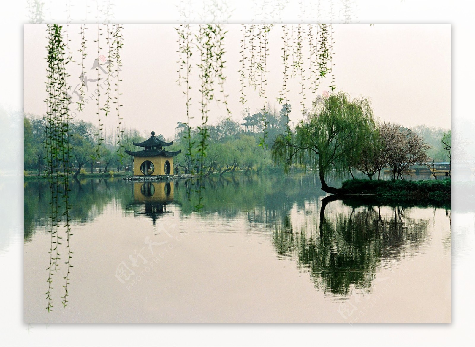 扬州瘦西湖钓鱼台春色图片
