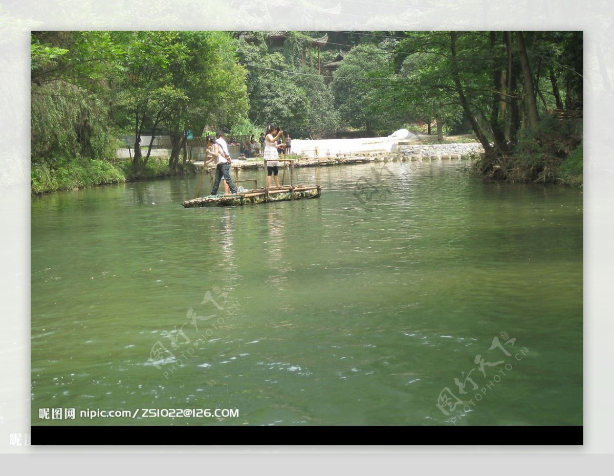 湖中竹筏图片