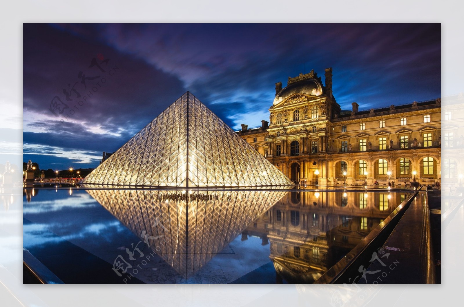 巴黎卢浮宫的玻璃金字塔摄影图高清摄影大图-千库网