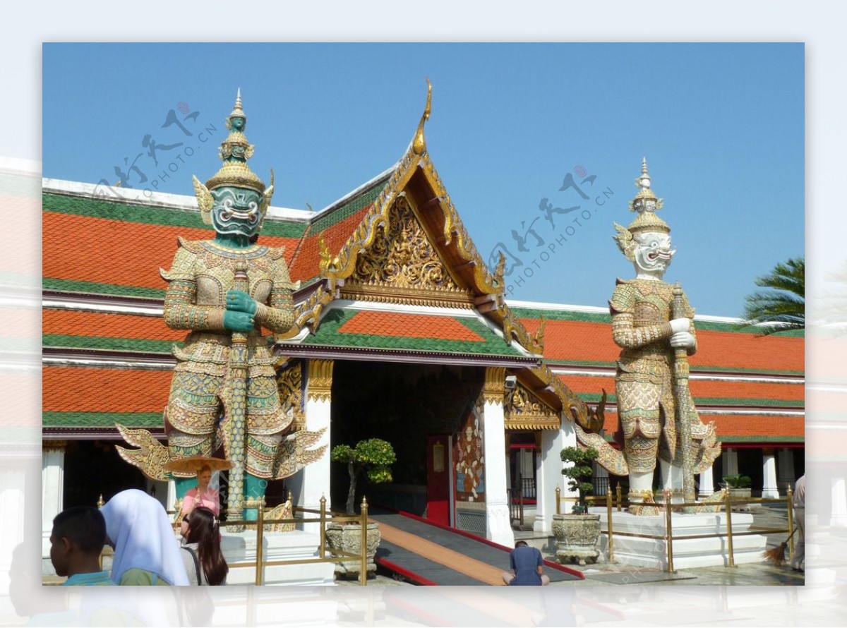 泰国曼谷寺庙内摆放着一座座金黄色的佛像宗教素材设计