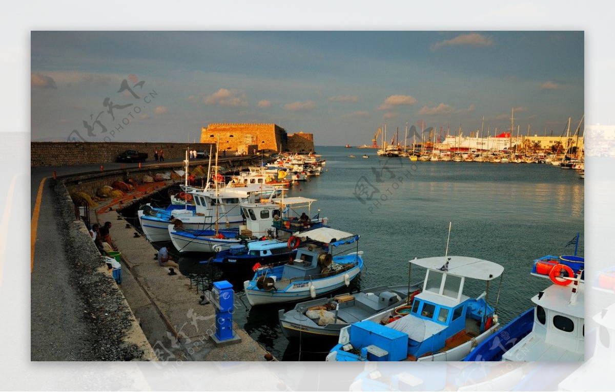希腊克里特岛伊拉克利翁港黄昏图片