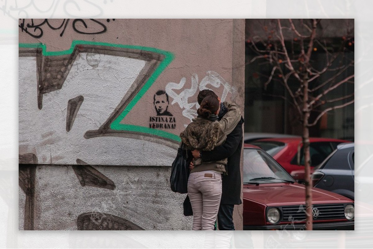 萨拉热窝街头的情侣图片