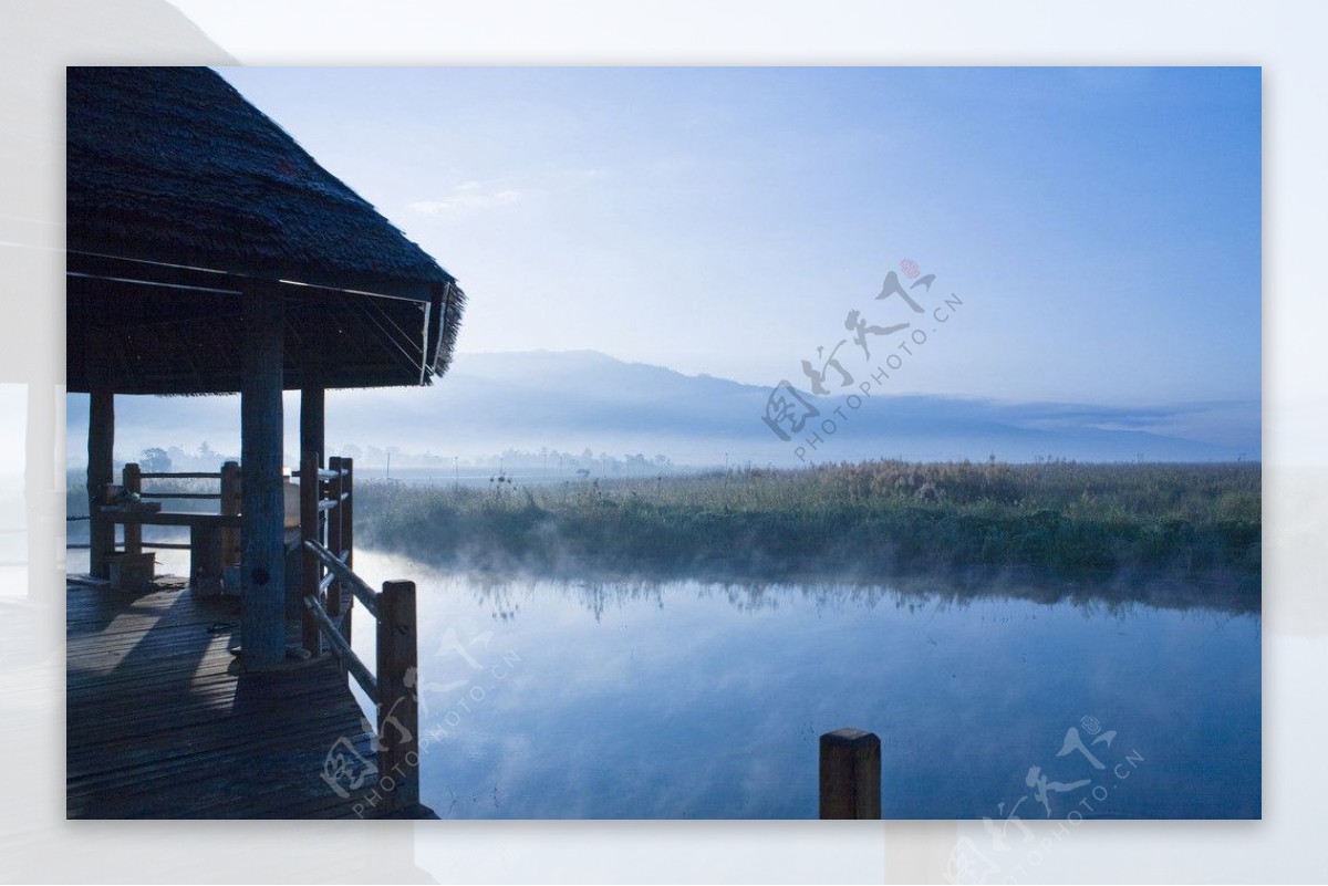 晨雾笼罩茵莱湖图片