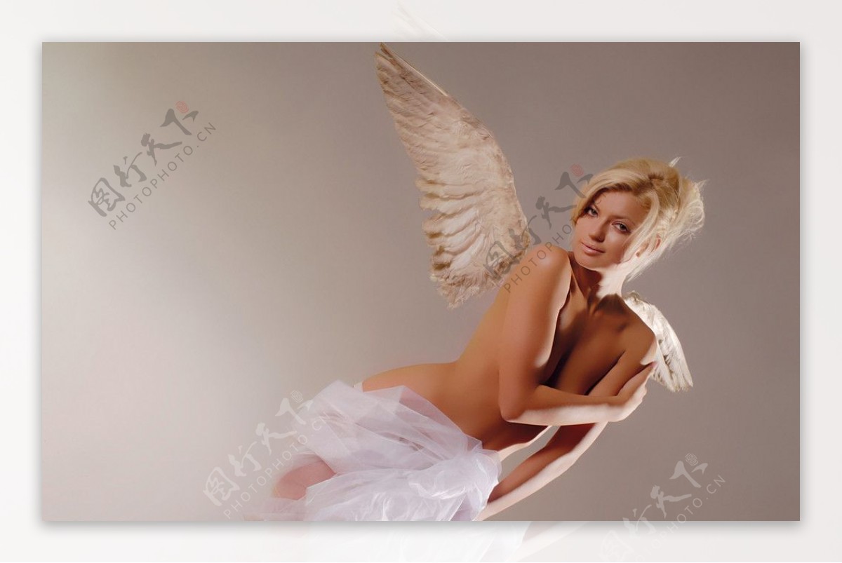 戴着天使翅膀的女孩图片