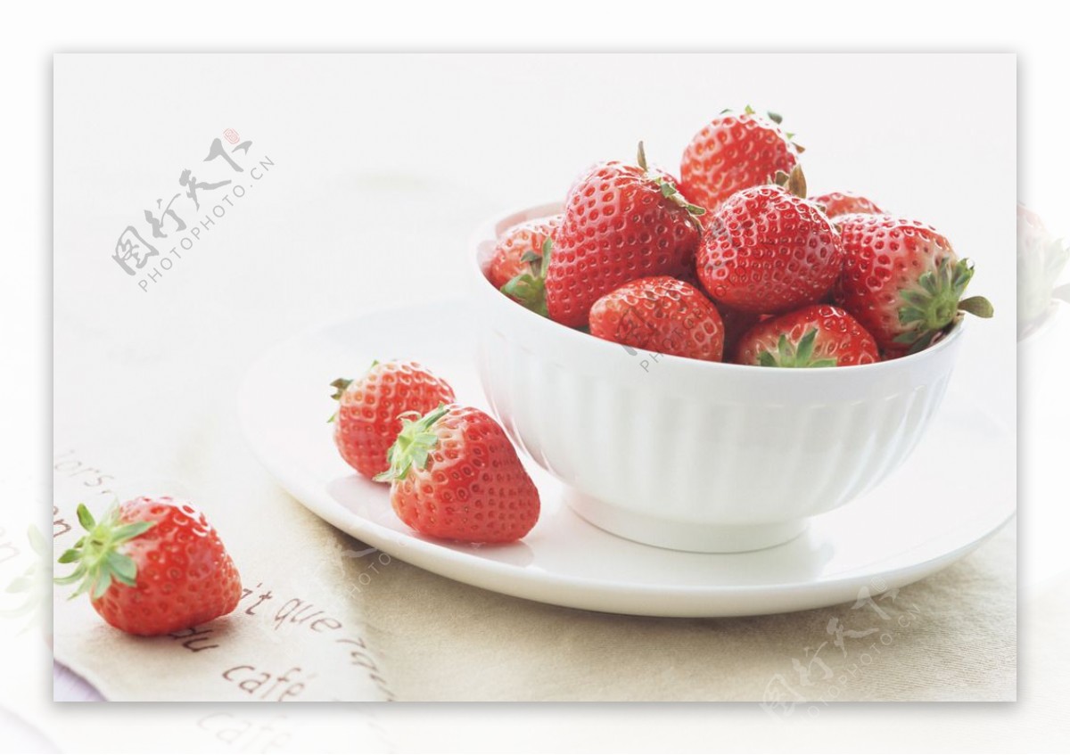红色草莓摄影图片