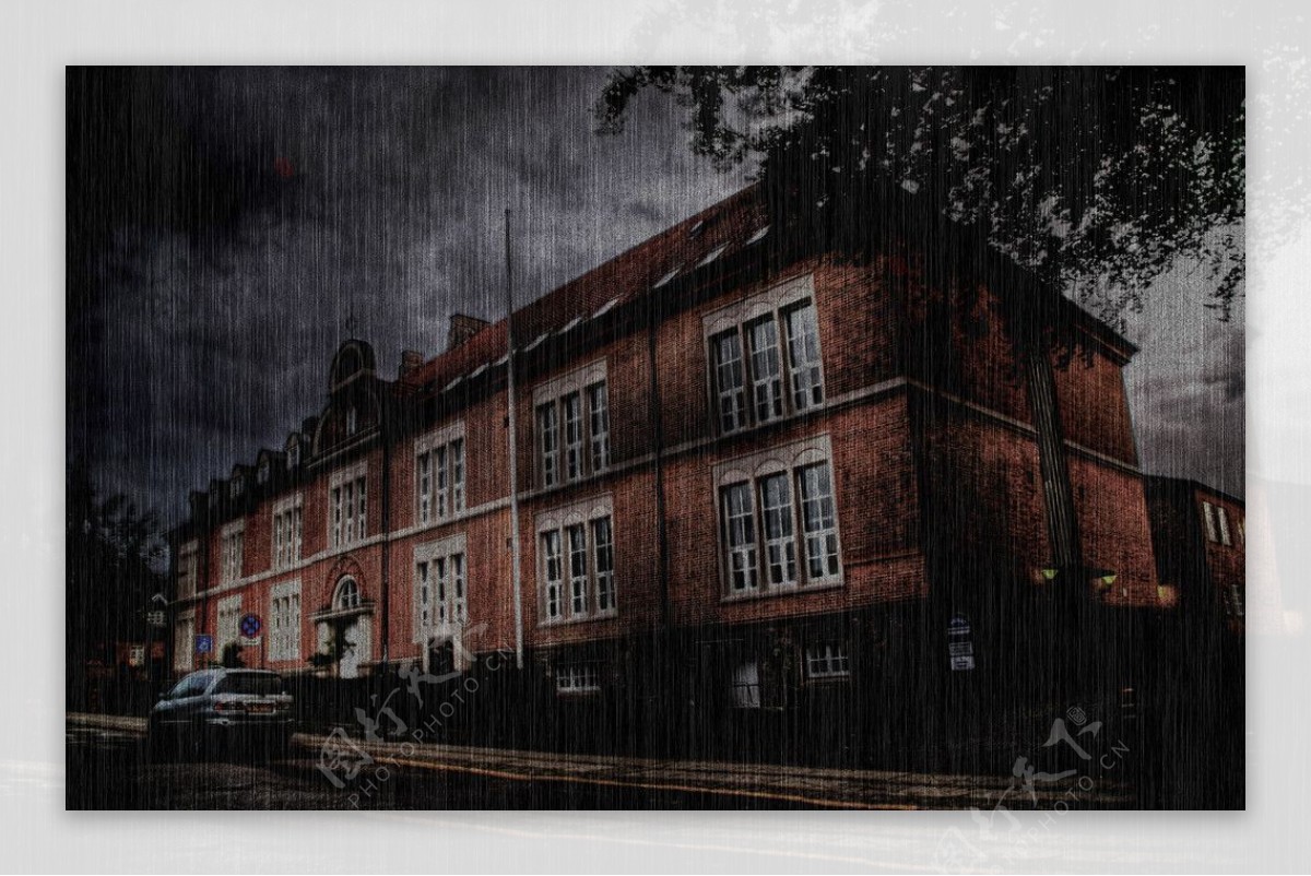 欧洲学校大楼阴暗雨天图片