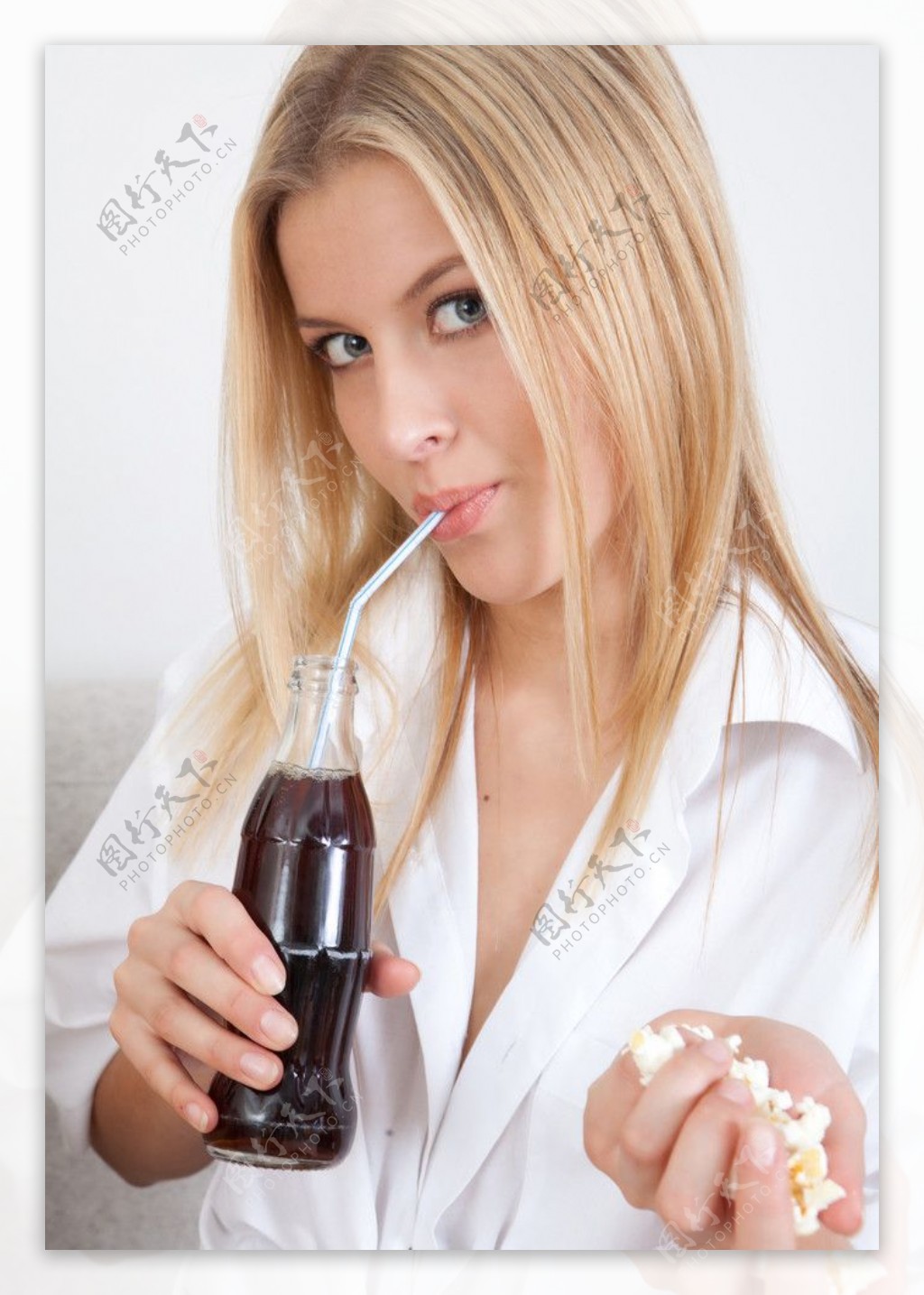 喝可乐的女人图片