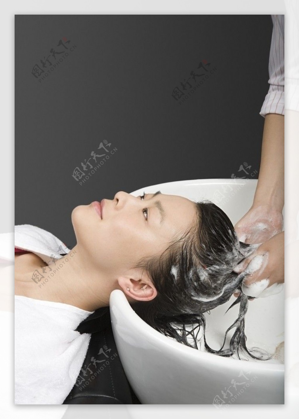 美发师在美发厅为一位女士洗头照片摄影图片_ID:308111744-Veer图库
