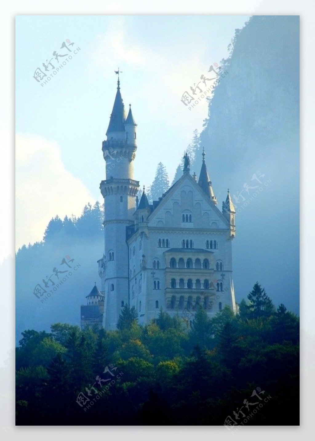 德国巴伐利亚州晨雾中的新天鹅堡图片