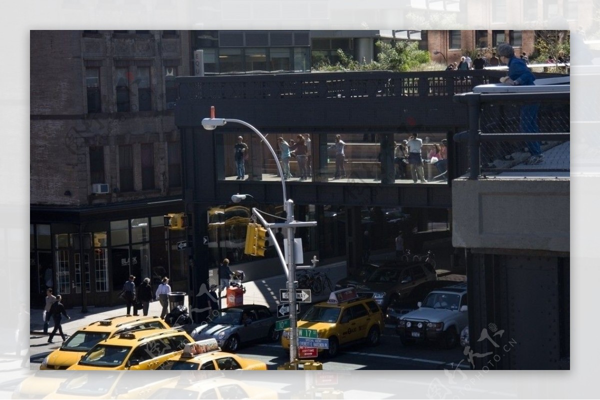 纽约穿越建筑的道路图片