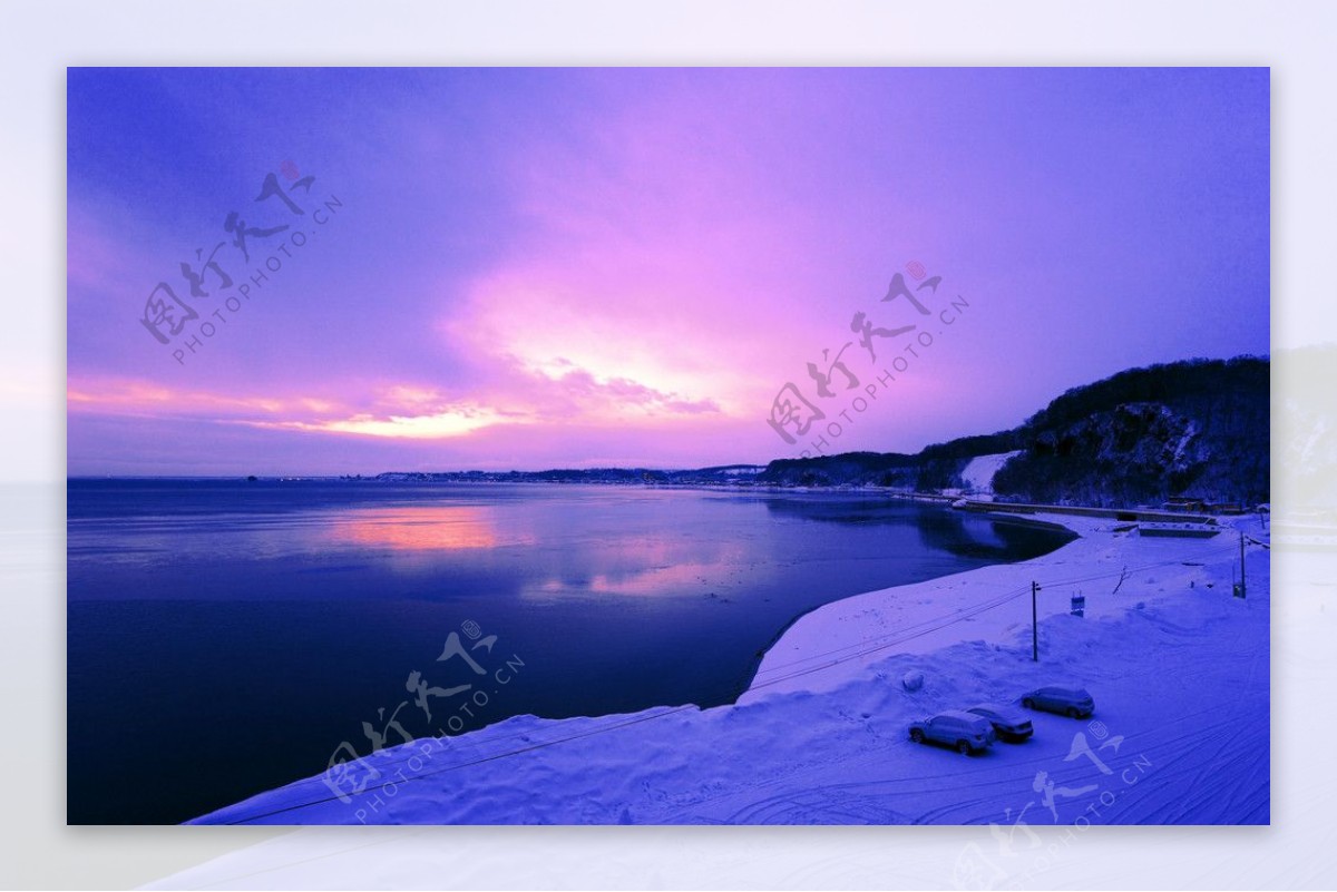 冬天鄂霍次克海的拂晓图片