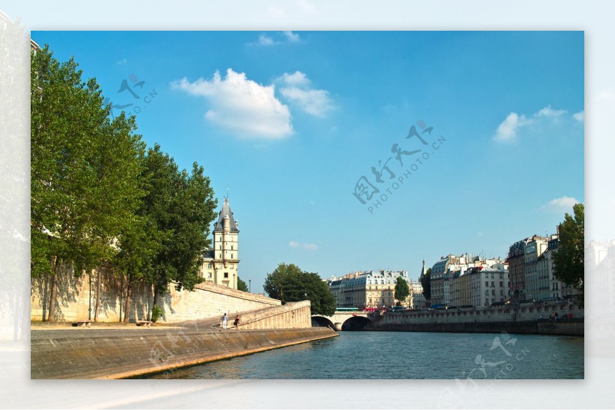 巴黎塞纳河岸边图片