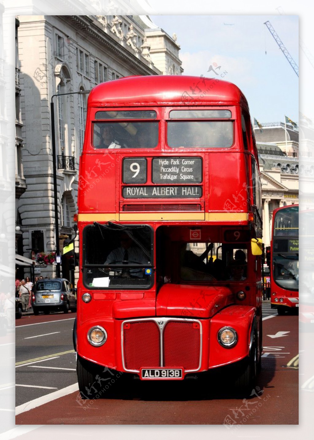 英国伦敦街上的双层大巴图片