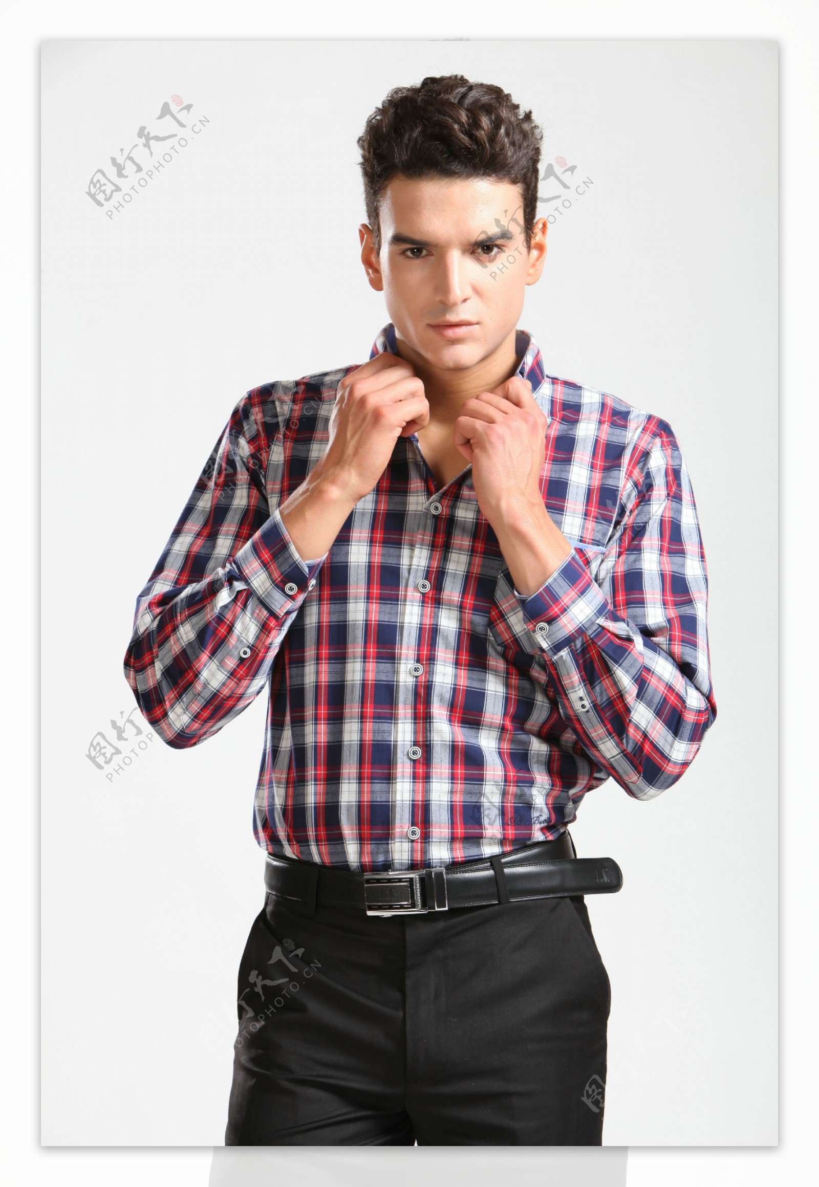 红色格子男性商务衬衫图片