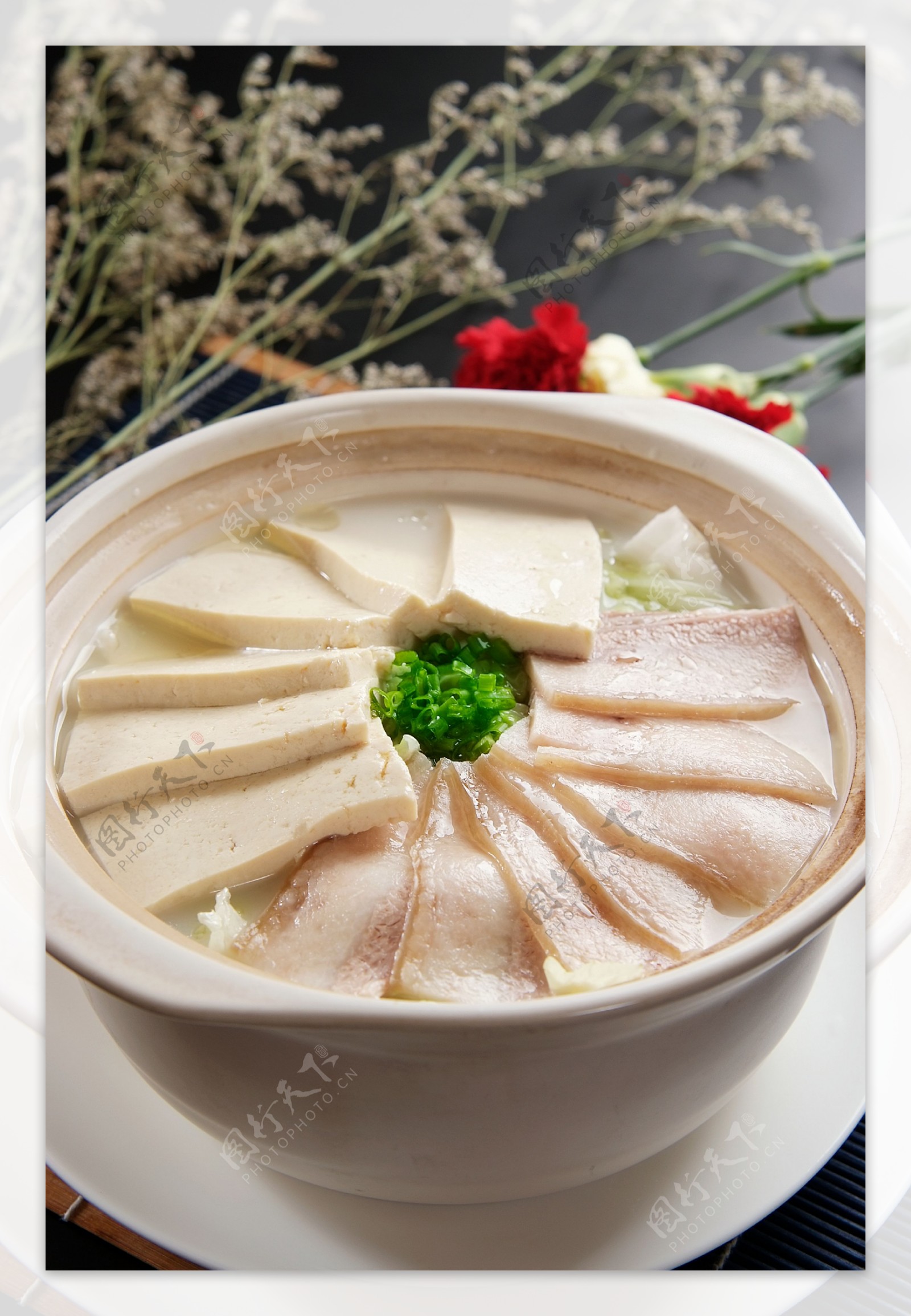 冬天最爱的砂锅菜，和豆腐同炖好吃不腻，热乎乎一大锅，底干汤净_白菜