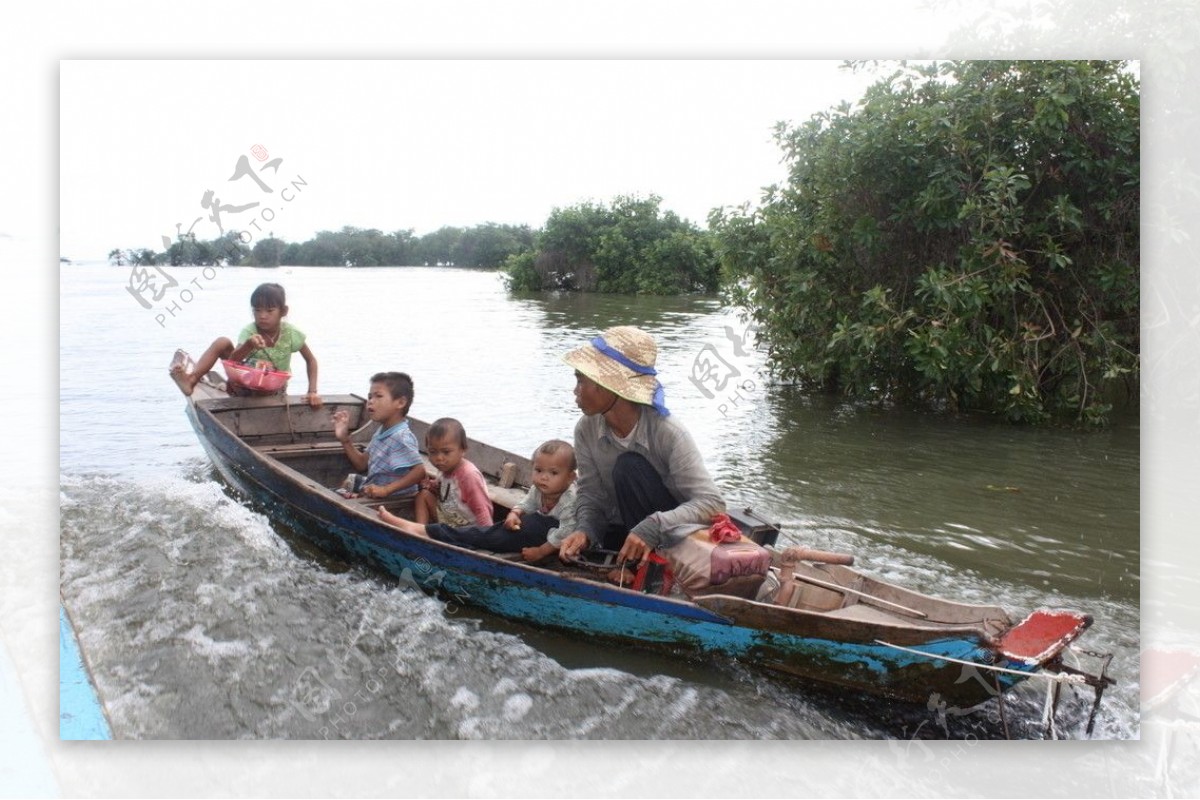 柬埔寨洞里萨湖上的乞讨者小商贩图片