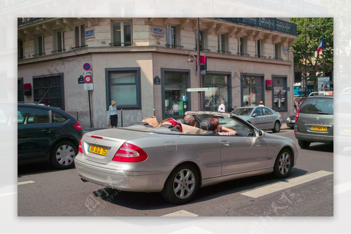 巴黎巴黎街上的敞蓬車图片
