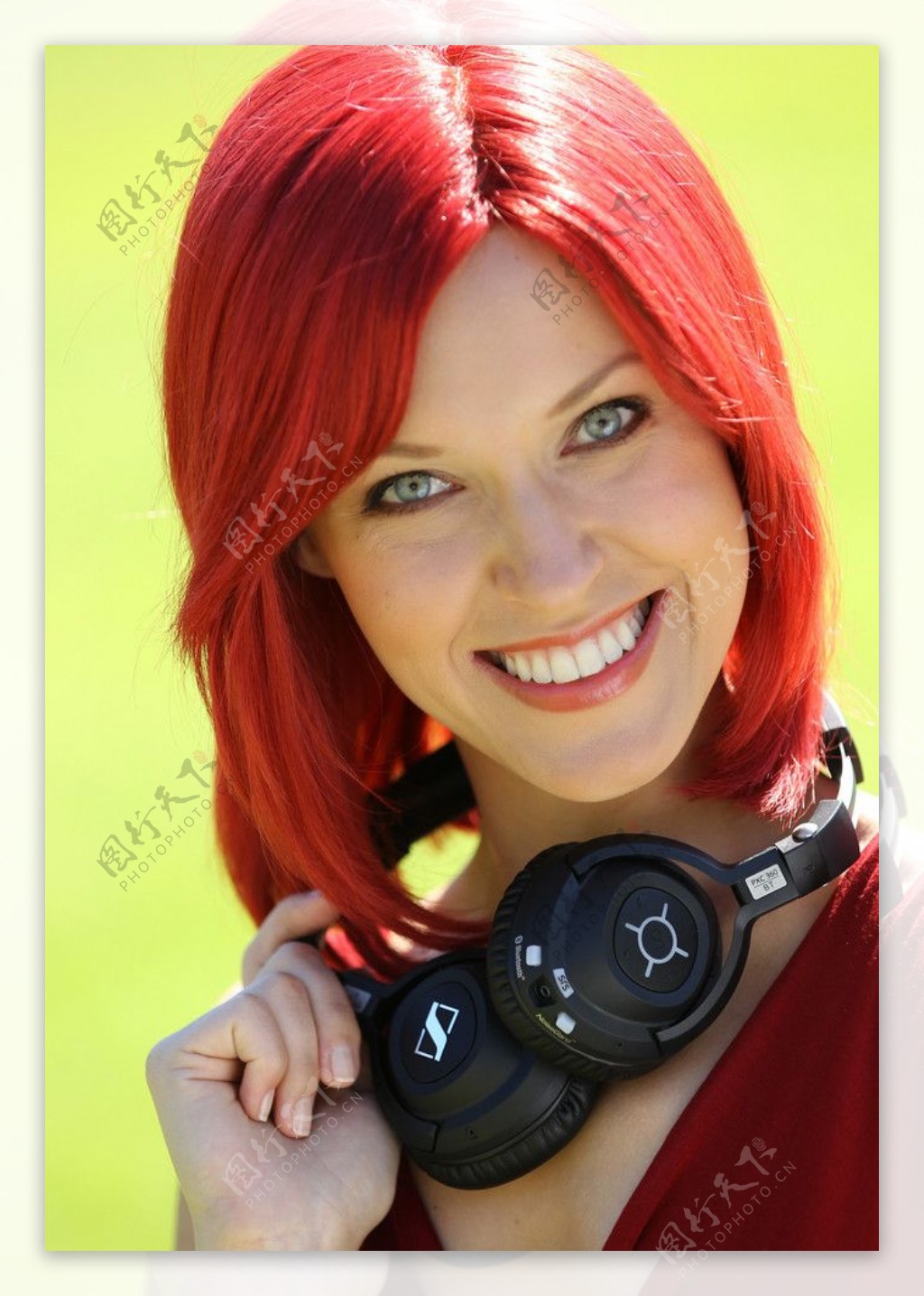 美女展示森海塞尔PXC360BT时尚蓝牙耳机图片