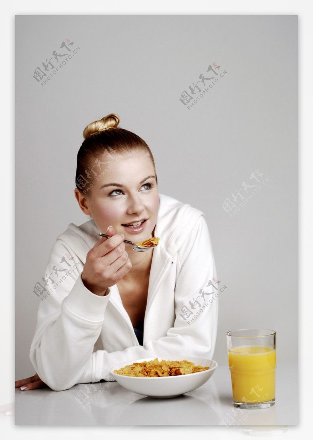 吃早餐的女人图片