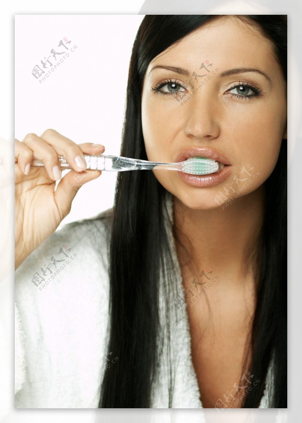 美女刷牙图片