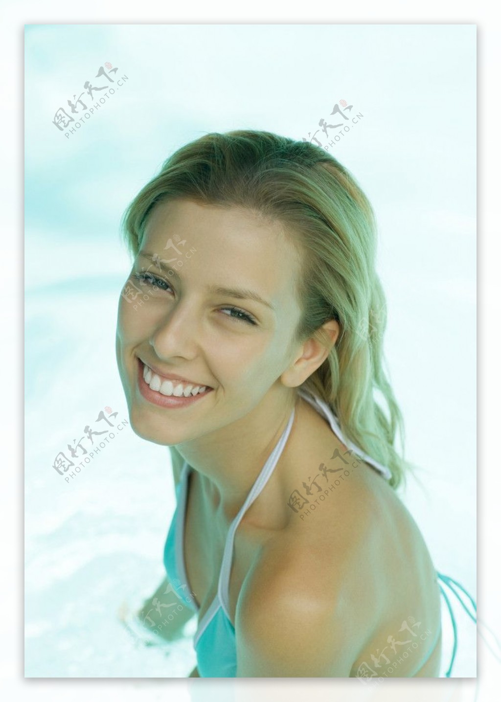 女孩在水中微笑图片