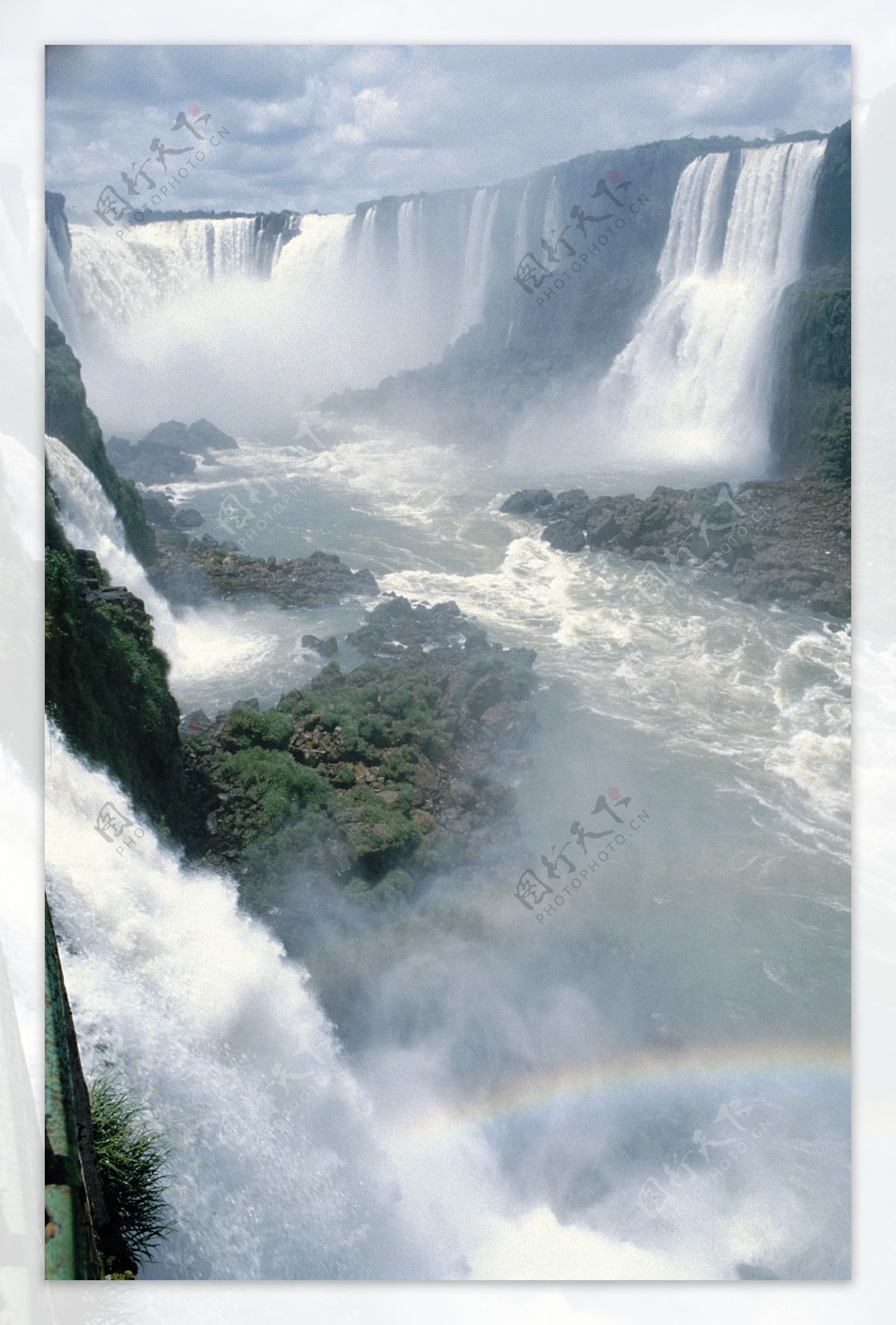 伊瓜拉瀑布水流图片