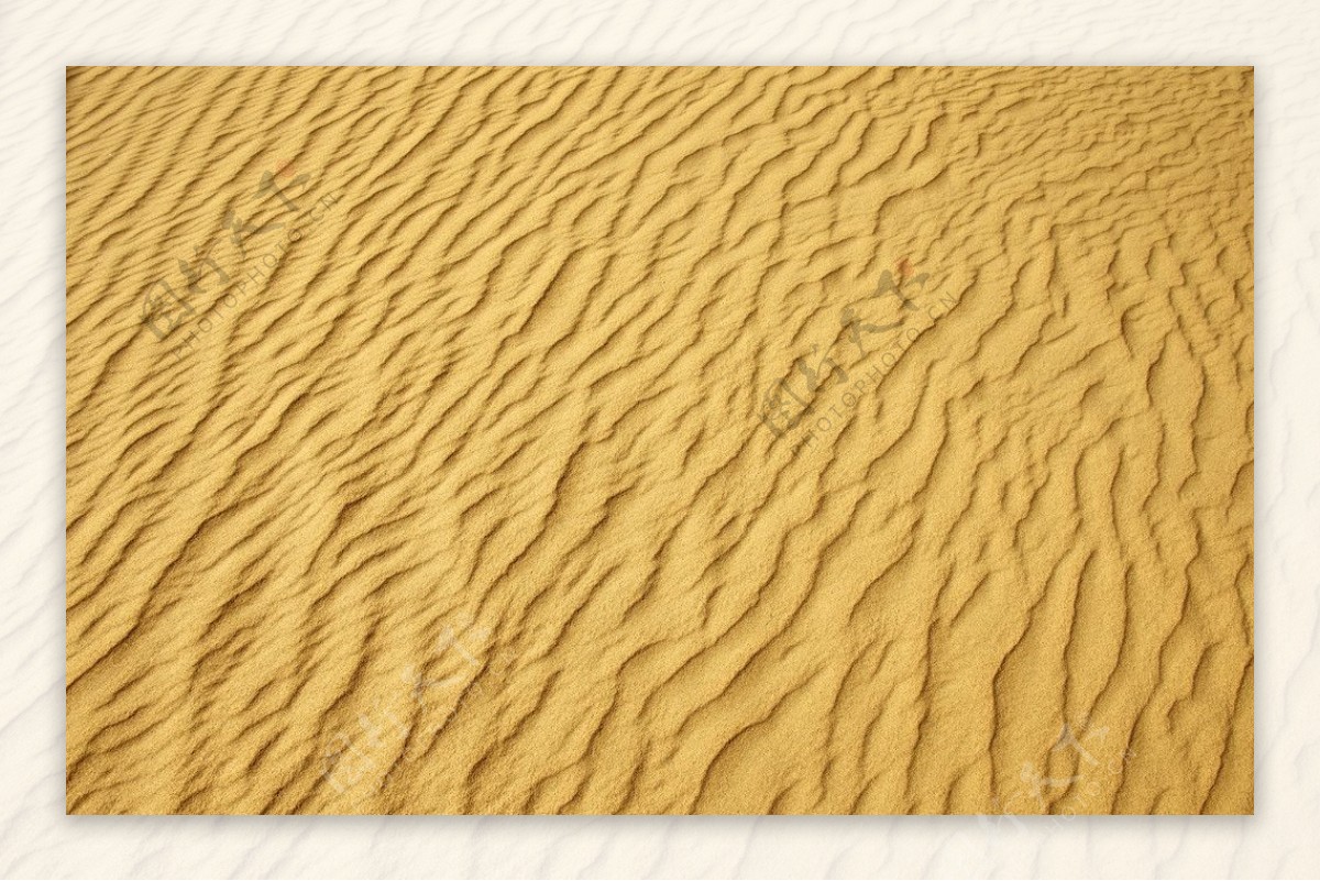 金色沙子波纹图片