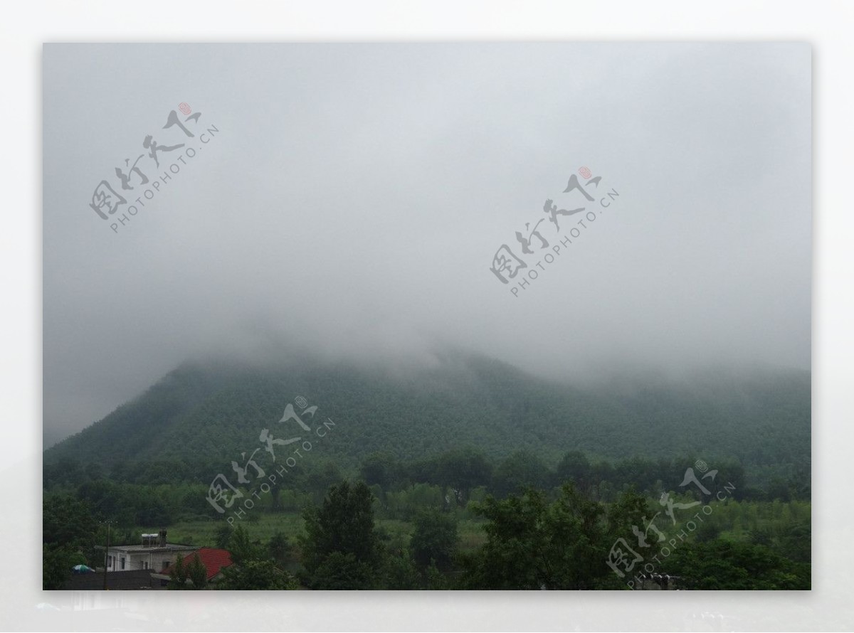 雾中大山图片