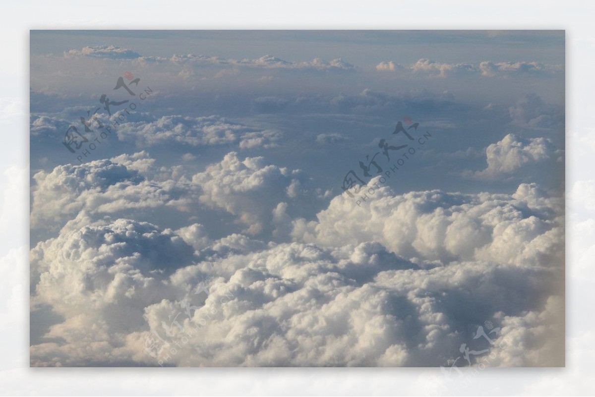 云海飞机鸟瞰图图片