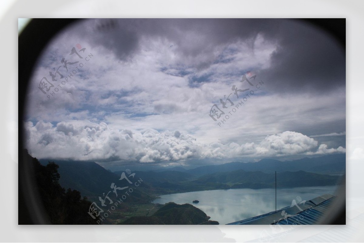 太阳镜中的泸沽湖图片