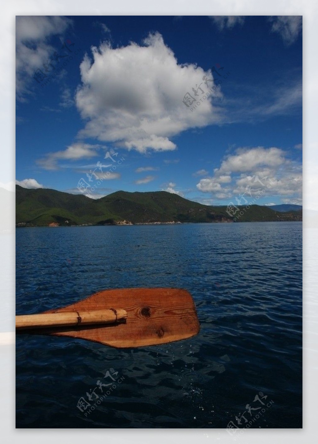 丽江泸沽湖蓝天白云湖面山水船桨划船图片