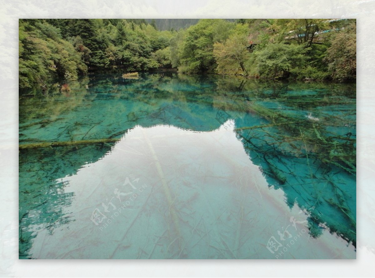 蓝色的湖图片