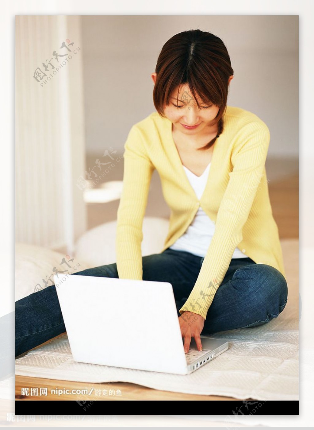 笔记本电脑上网的女孩儿图片