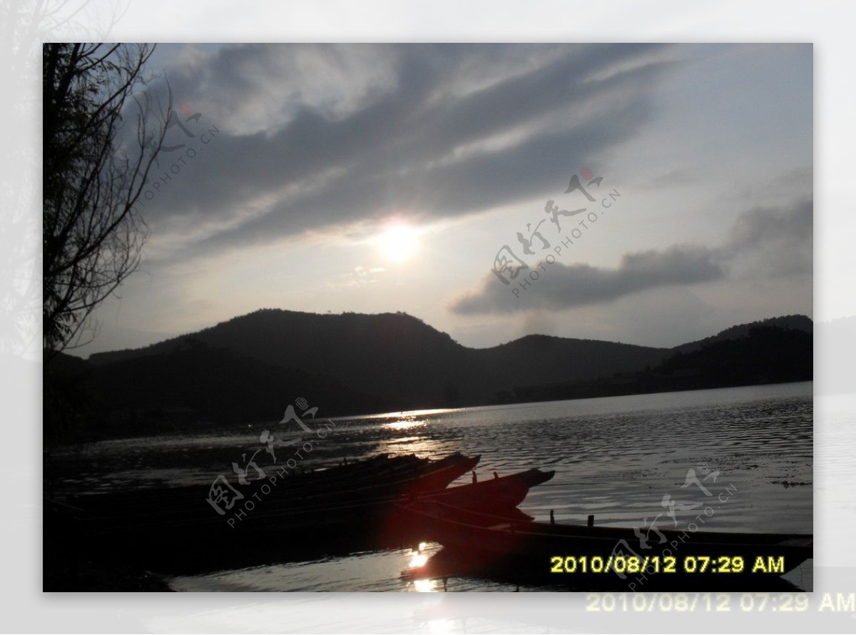 泸沽湖日落图片