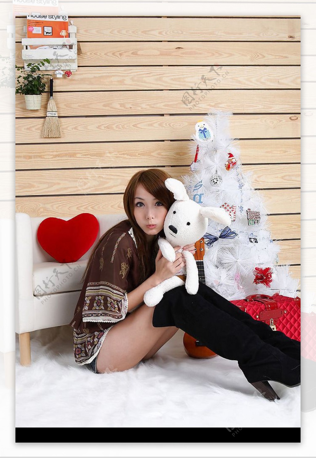 台湾美少女模特NINA与玩具兔图片