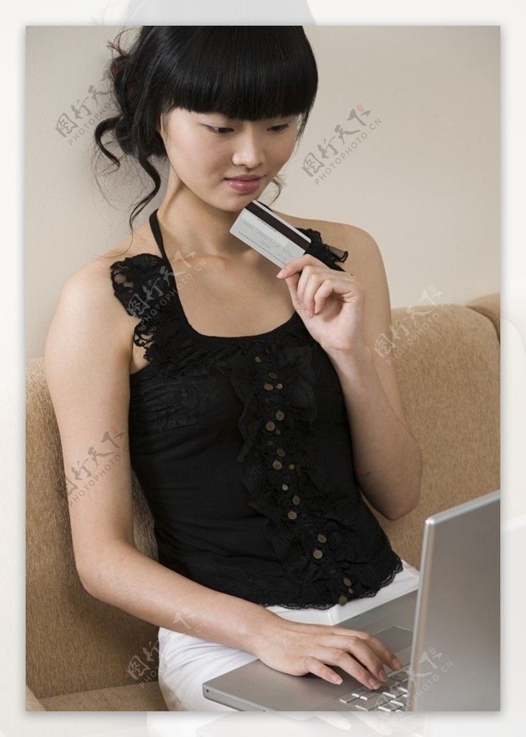 笔记本电脑上网聊天的美女图片